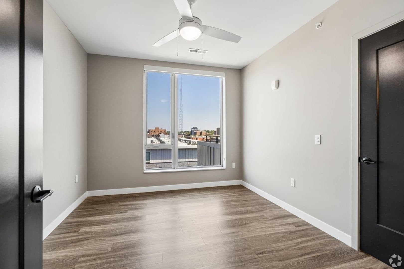 St Louis Apartment: 299 DeBaliviere Ave