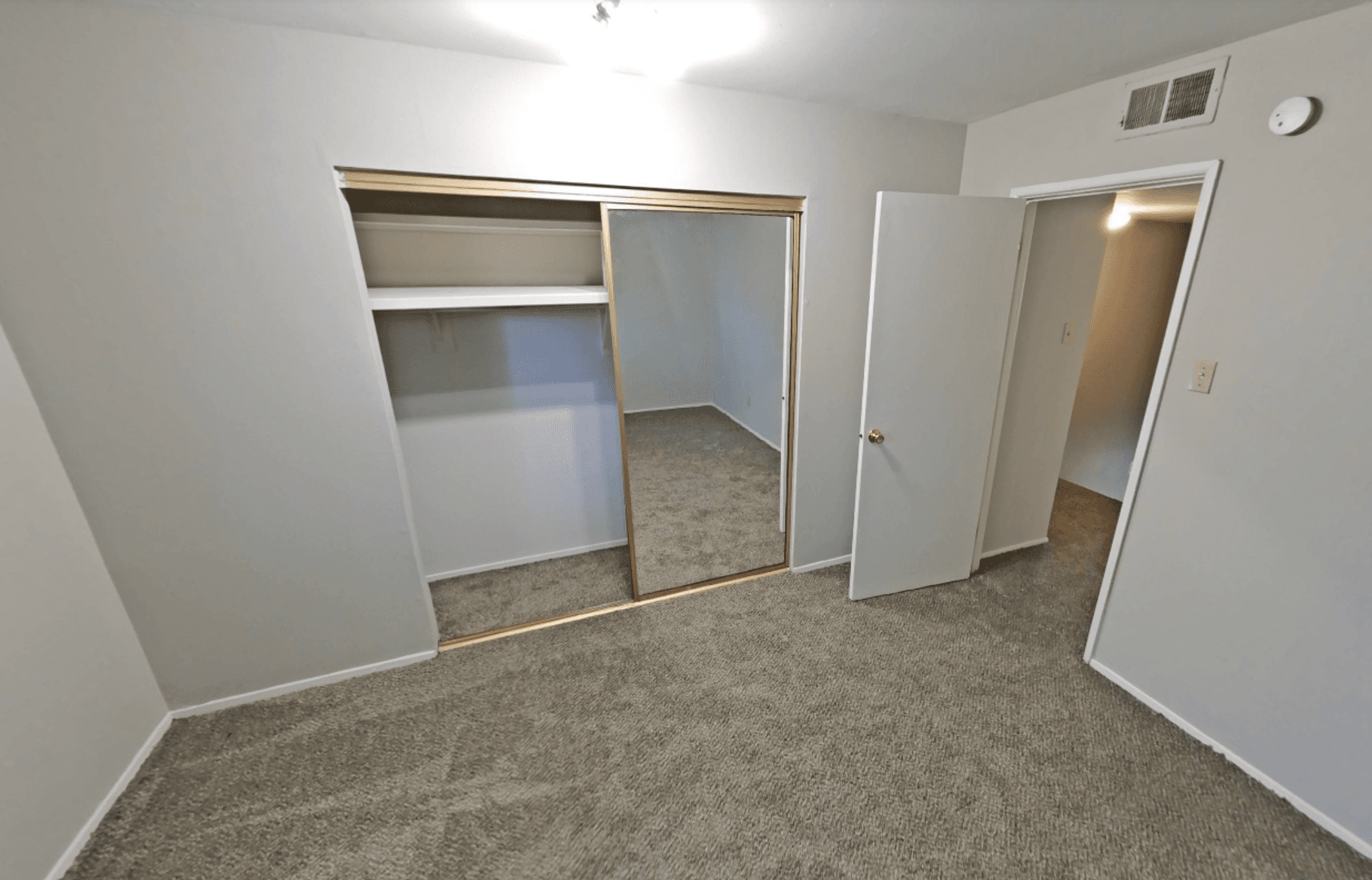 Hazelwood Apartment: 240 Chez Vant Ct.