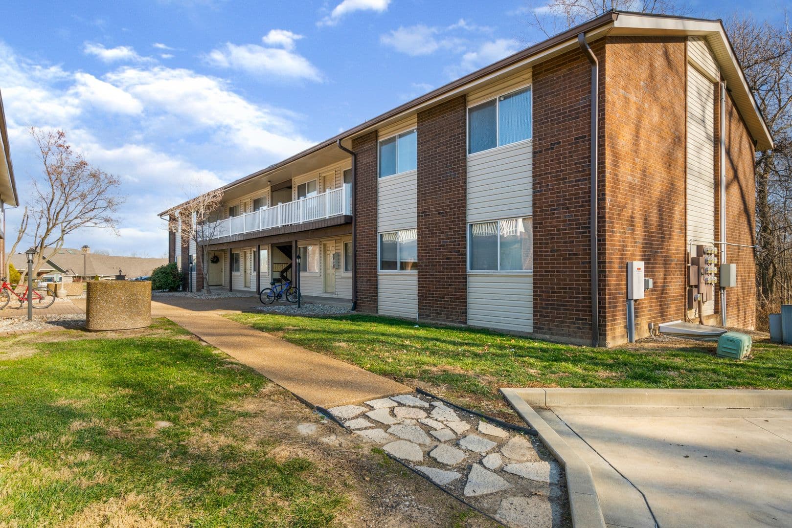 Edwardsville Apartment: 1124 University Dr