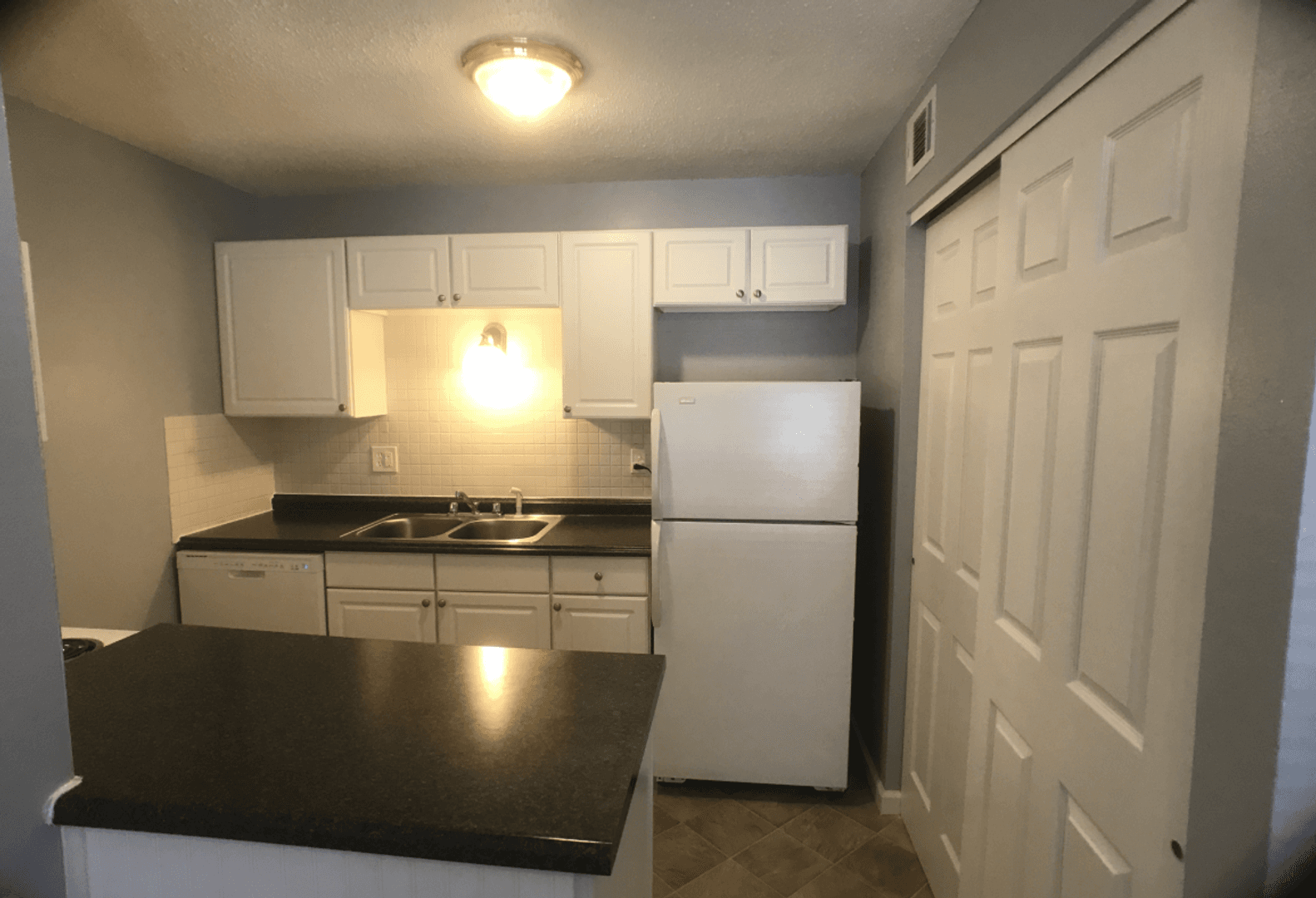 Edwardsville Apartment: 1124 University Dr