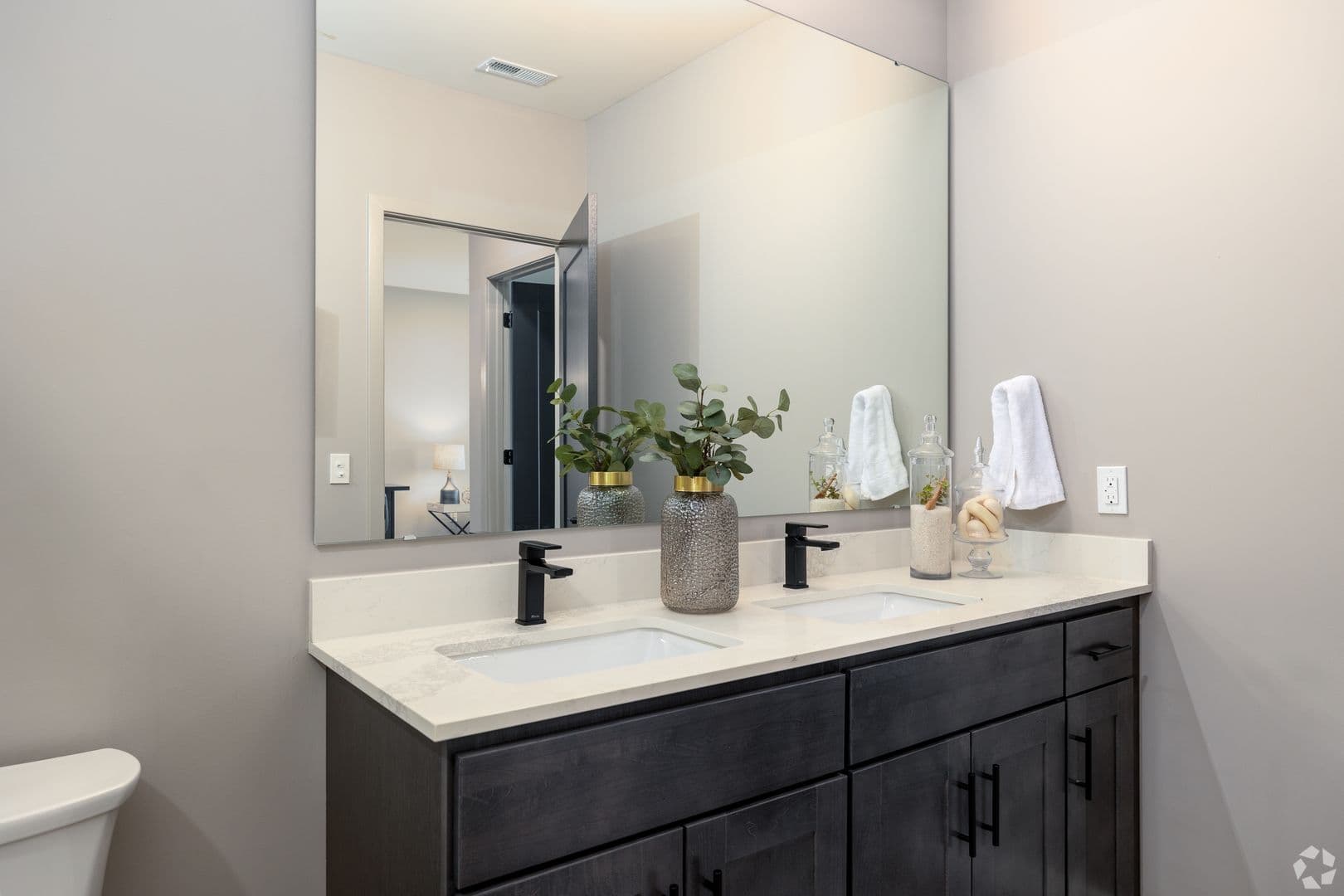 St Louis Apartment: 299 DeBaliviere Ave