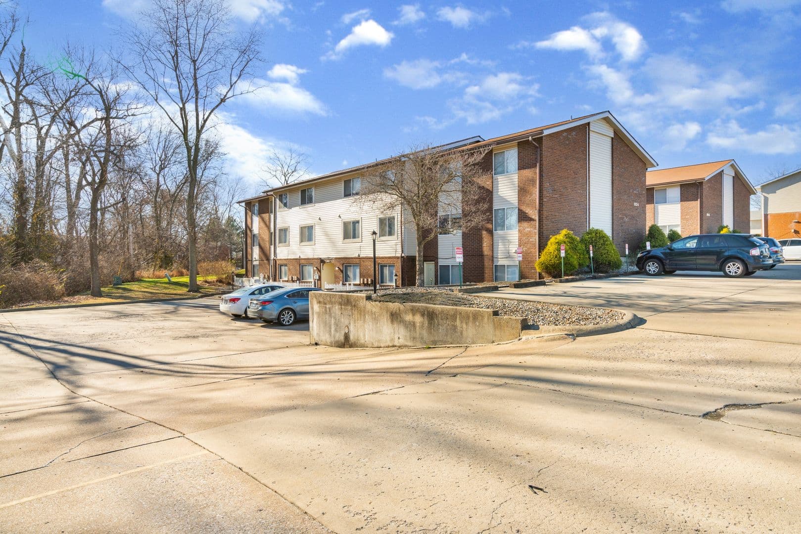 Edwardsville Apartment: 1124 University Dr