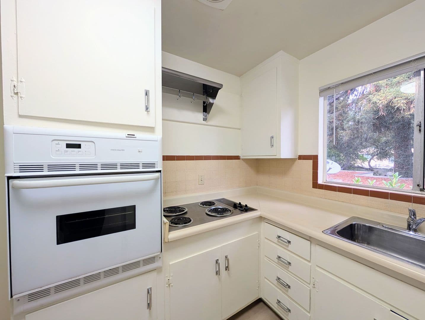 Oakland Apartment: 3541 Dimond Ave.