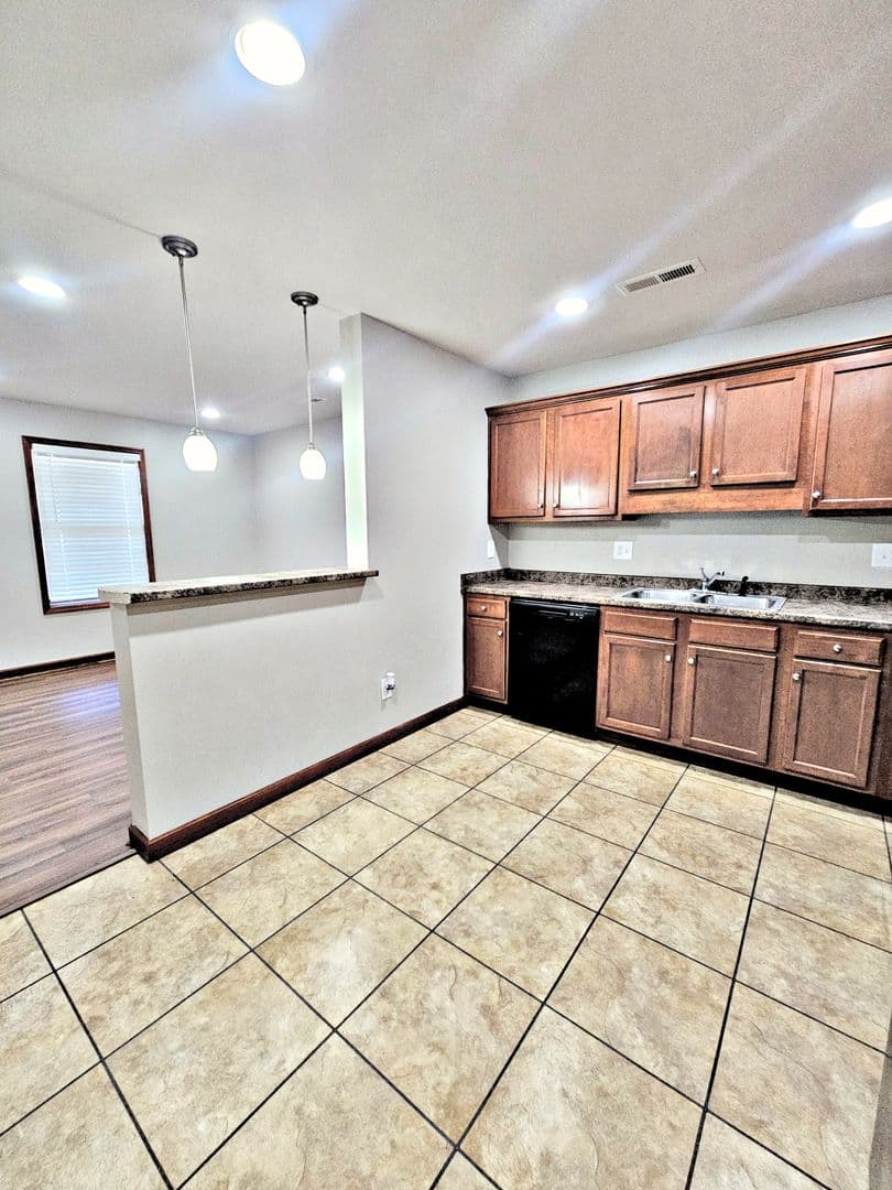 Decatur Apartment: Gaslight Court SW