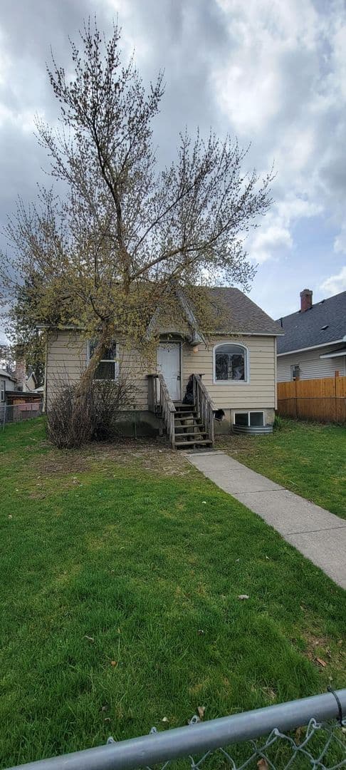 Spokane House: 1208 E North