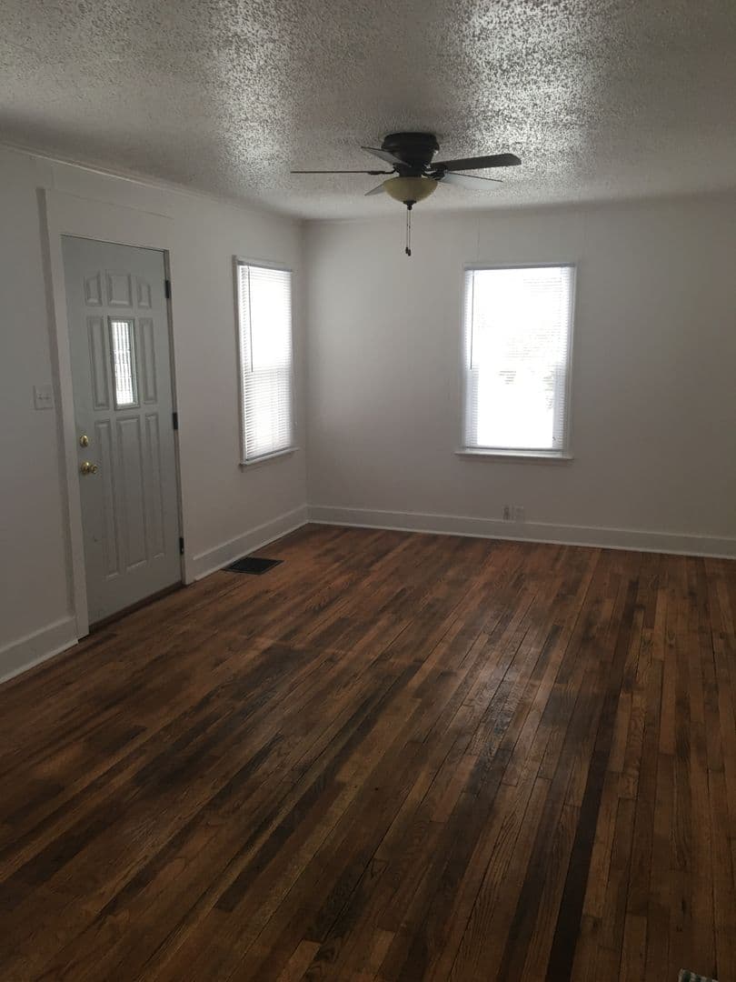 LeClaire House: 3421 Valley Dr