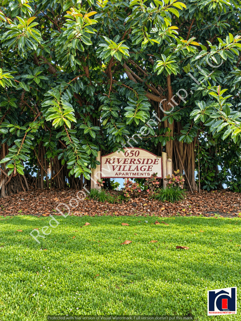 Cocoa Apartment: 650 Dixon Blvd
