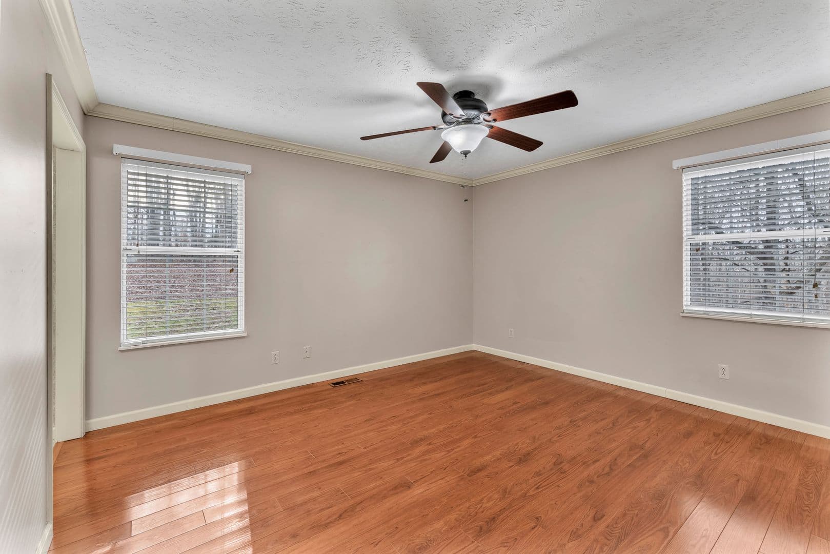 Clinton House: 152 White Loop Road