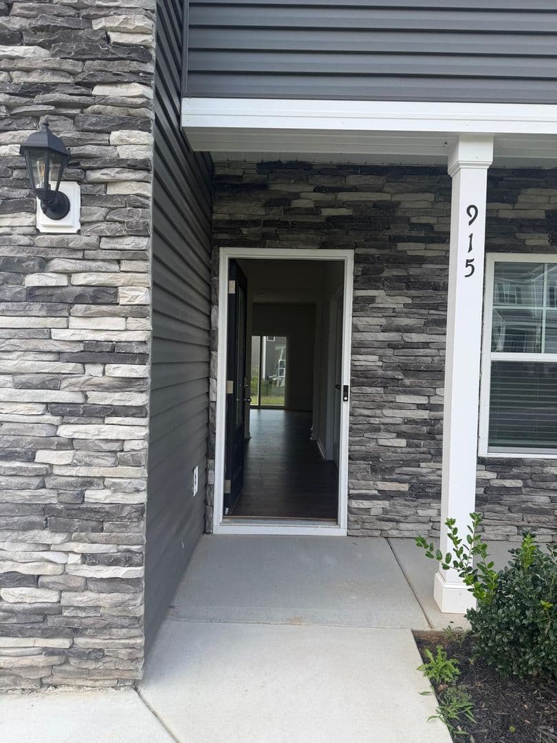 Knoxville House: 915 Utopia Lane