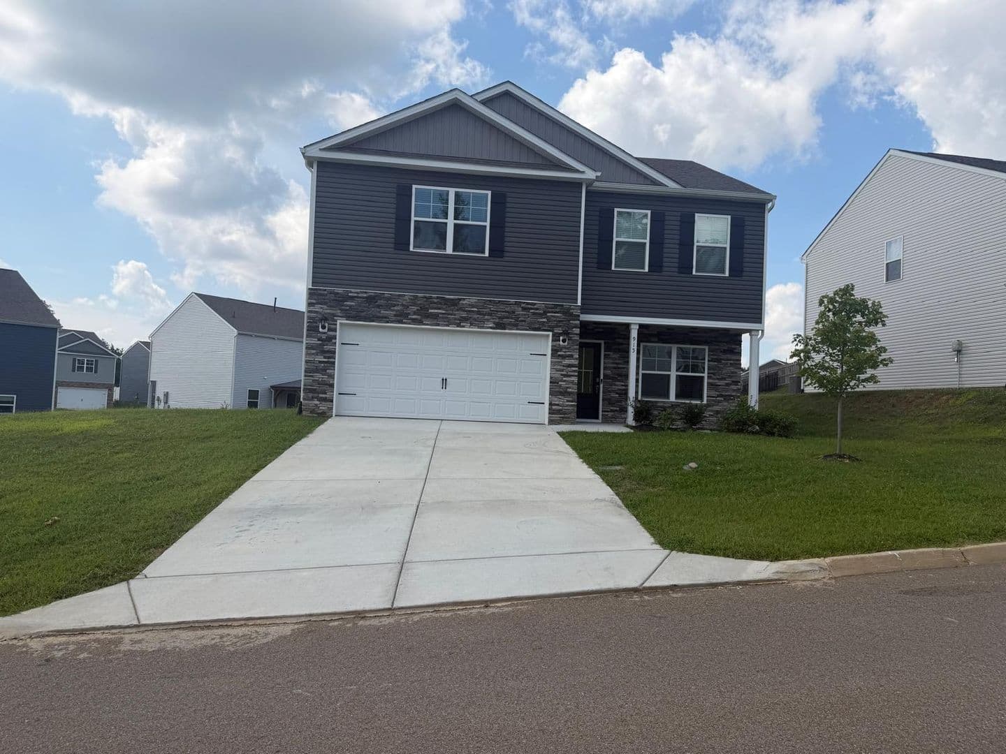 Knoxville House: 915 Utopia Lane