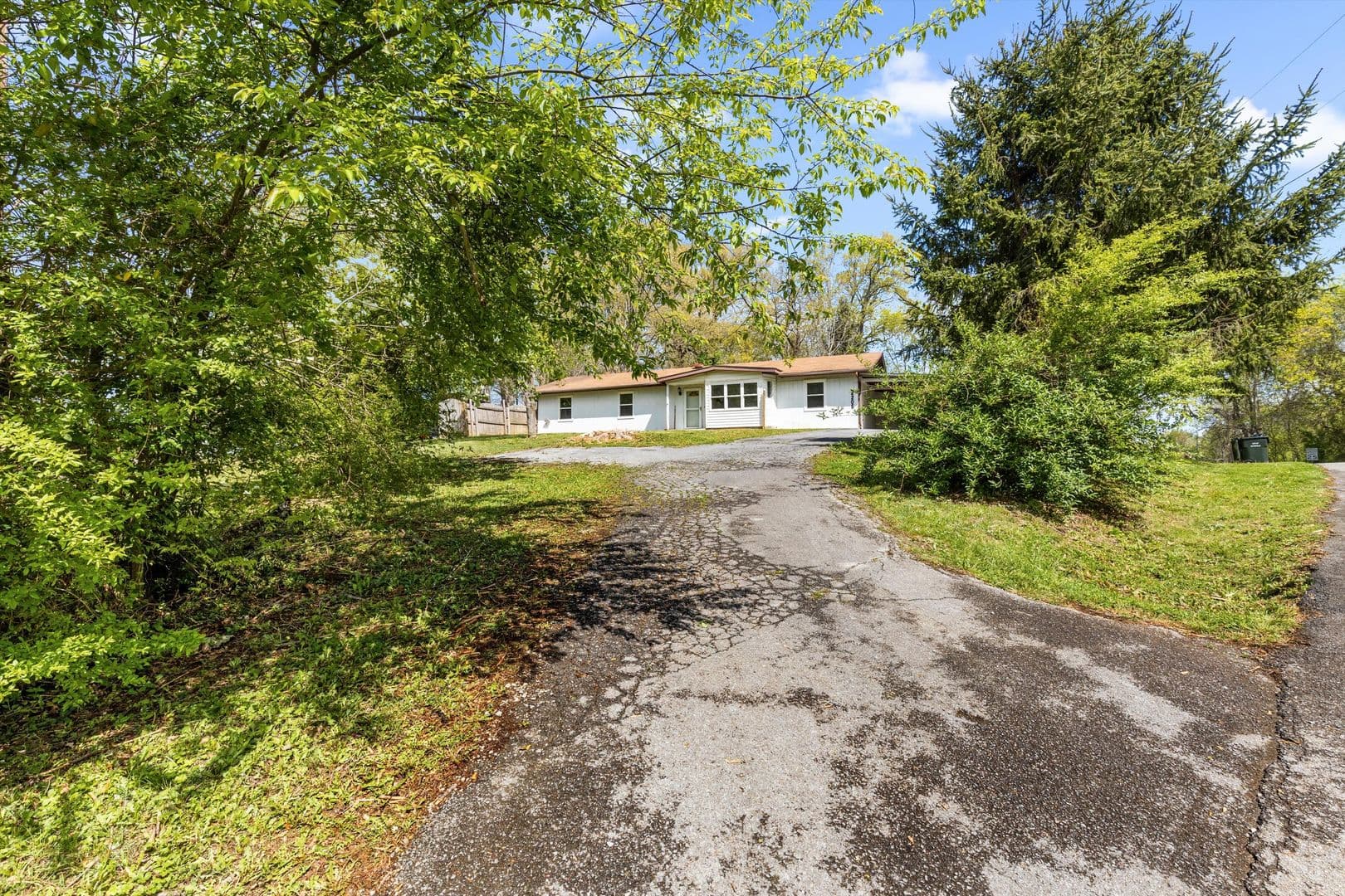 Sevierville House: 2205 Island Boulevard