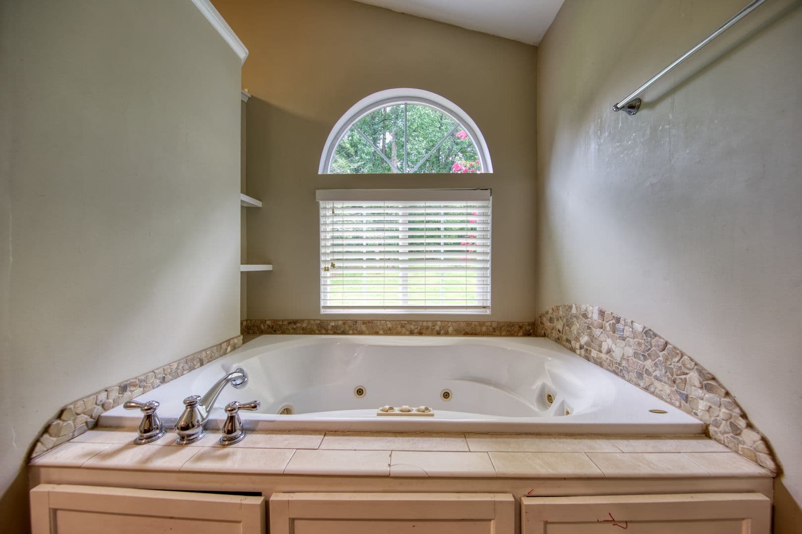 Oak Ridge House: 105 Newton Lane
