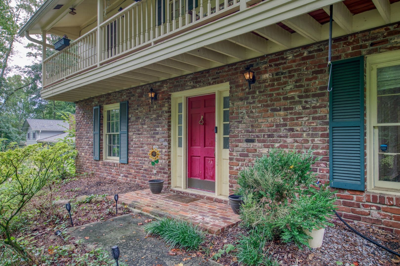 Oak Ridge House: 105 Newton Lane