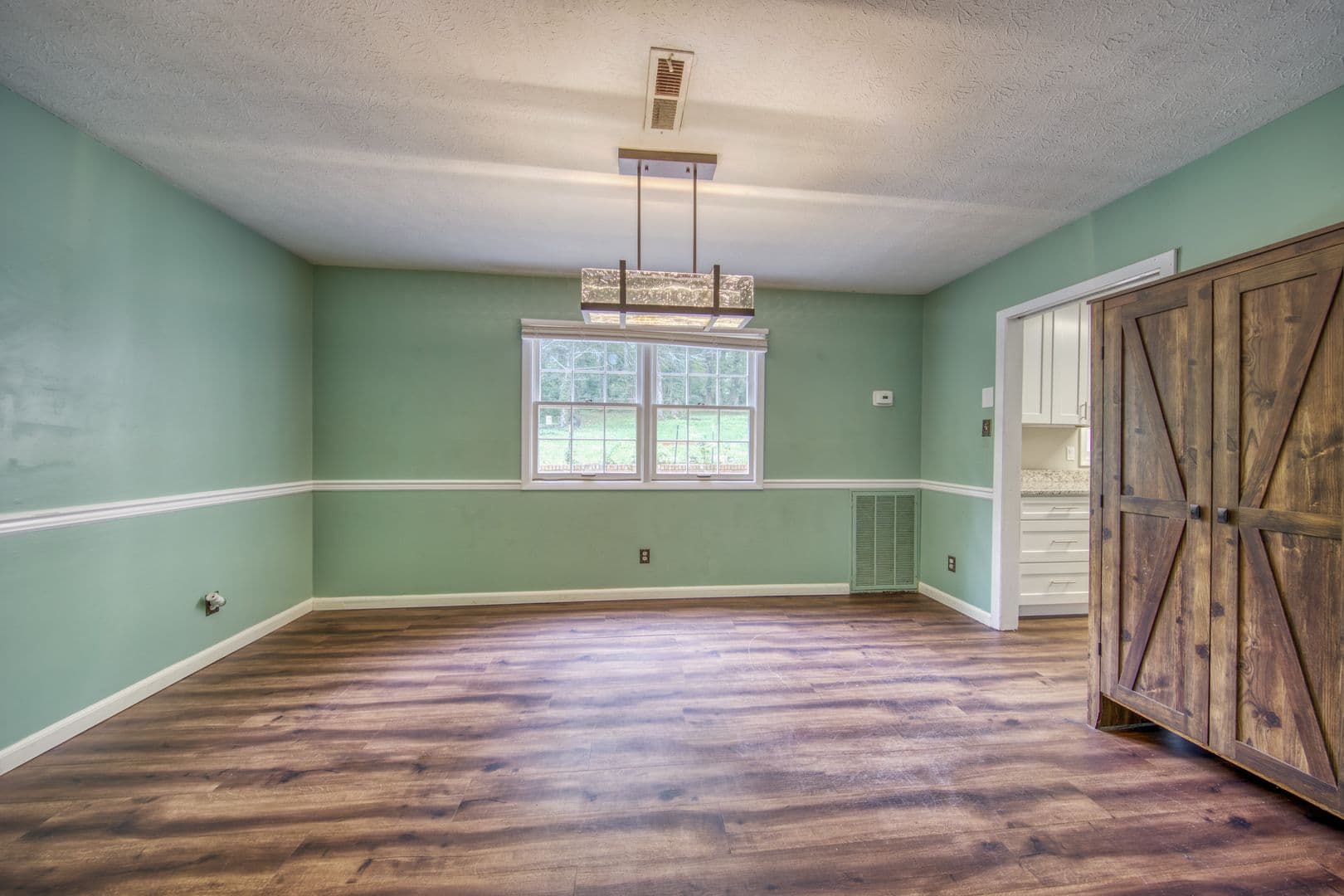 Oak Ridge House: 105 Newton Lane