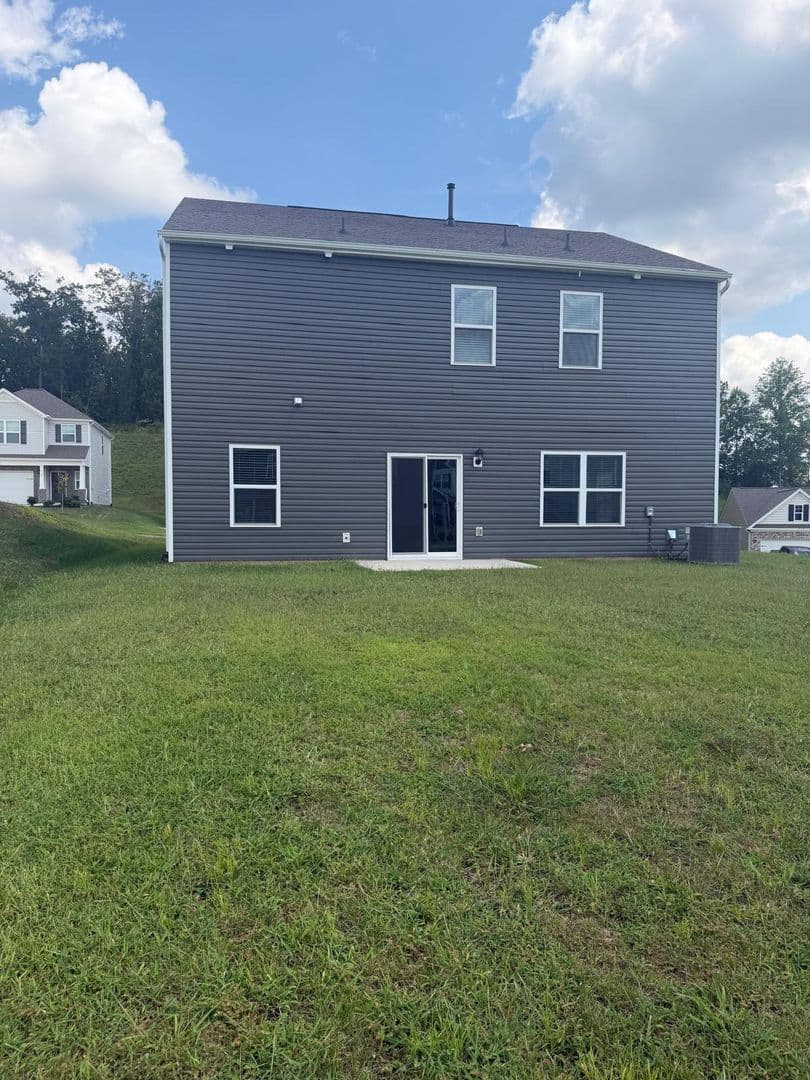 Knoxville House: 915 Utopia Lane