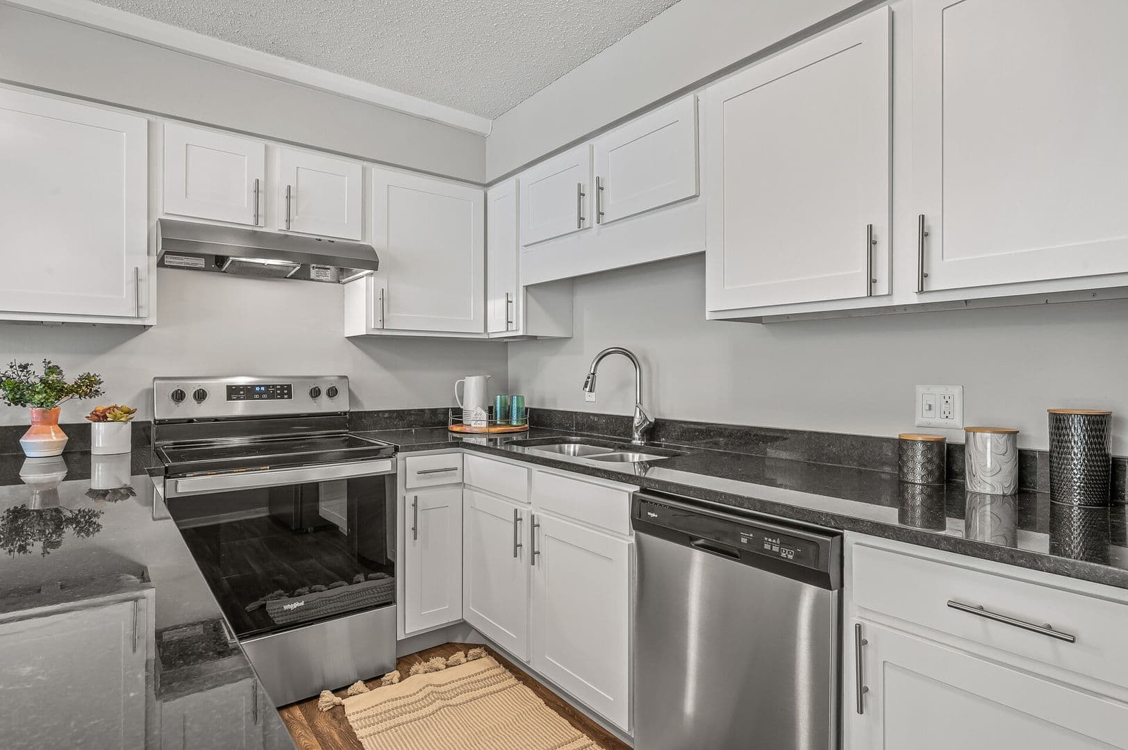 St. Paul Apartment: 400 Selby Ave