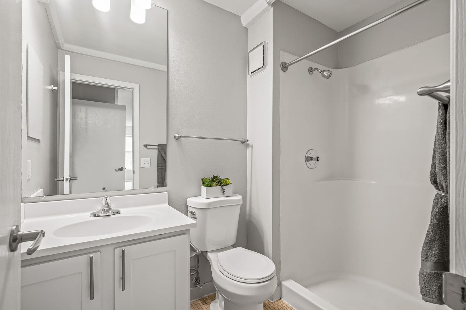 St. Paul Apartment: 400 Selby Ave