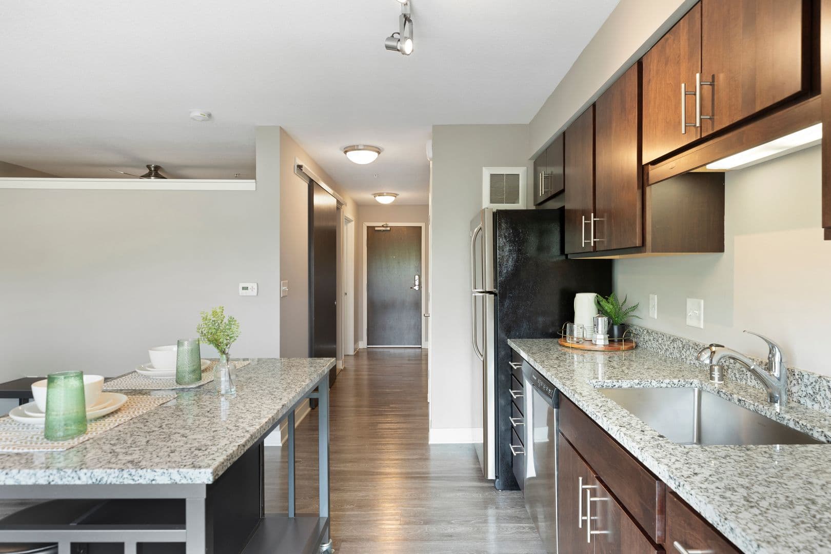 Minneapolis Apartment: 815 SE 9th Ave