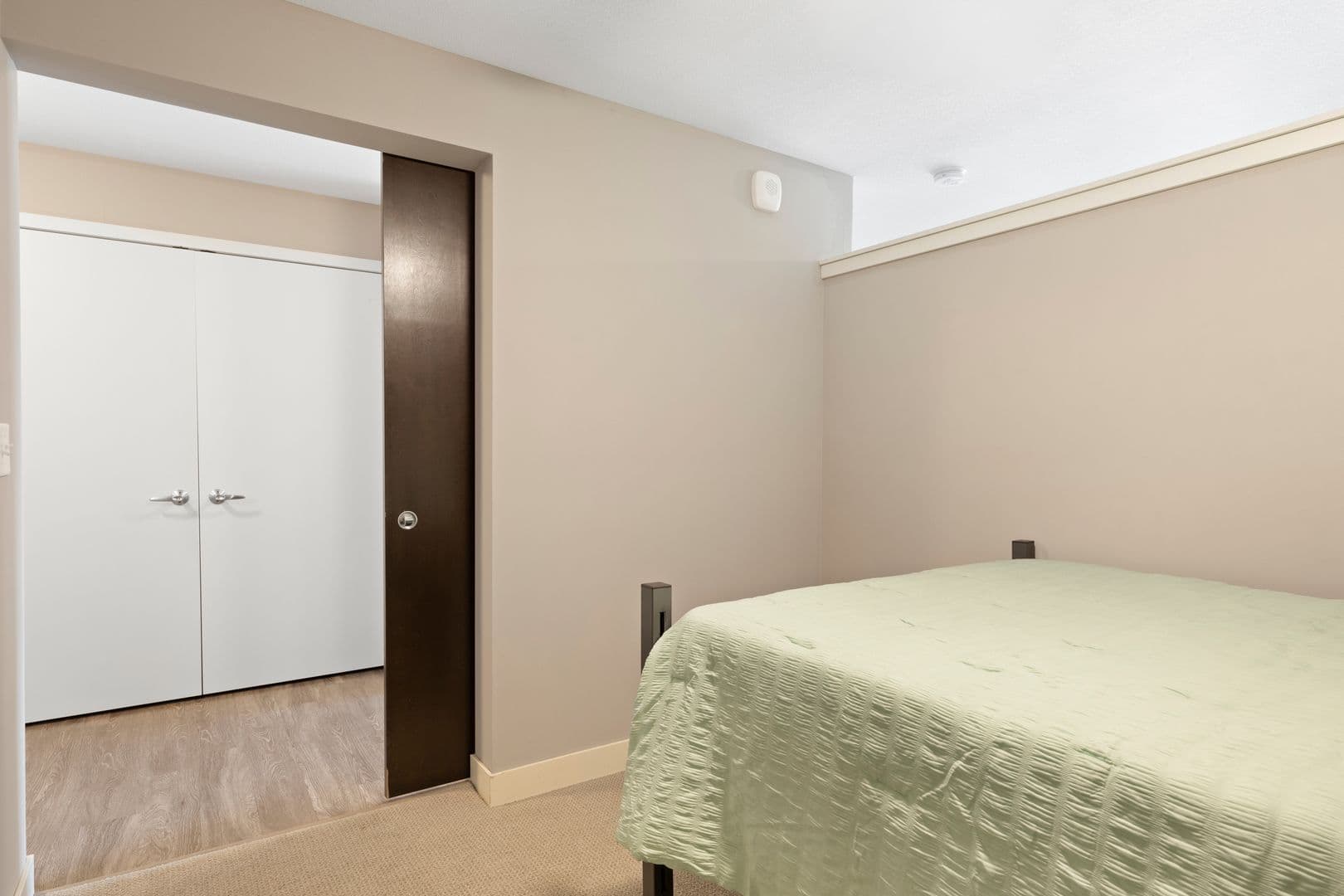 Minneapolis Apartment: 815 SE 9th Ave