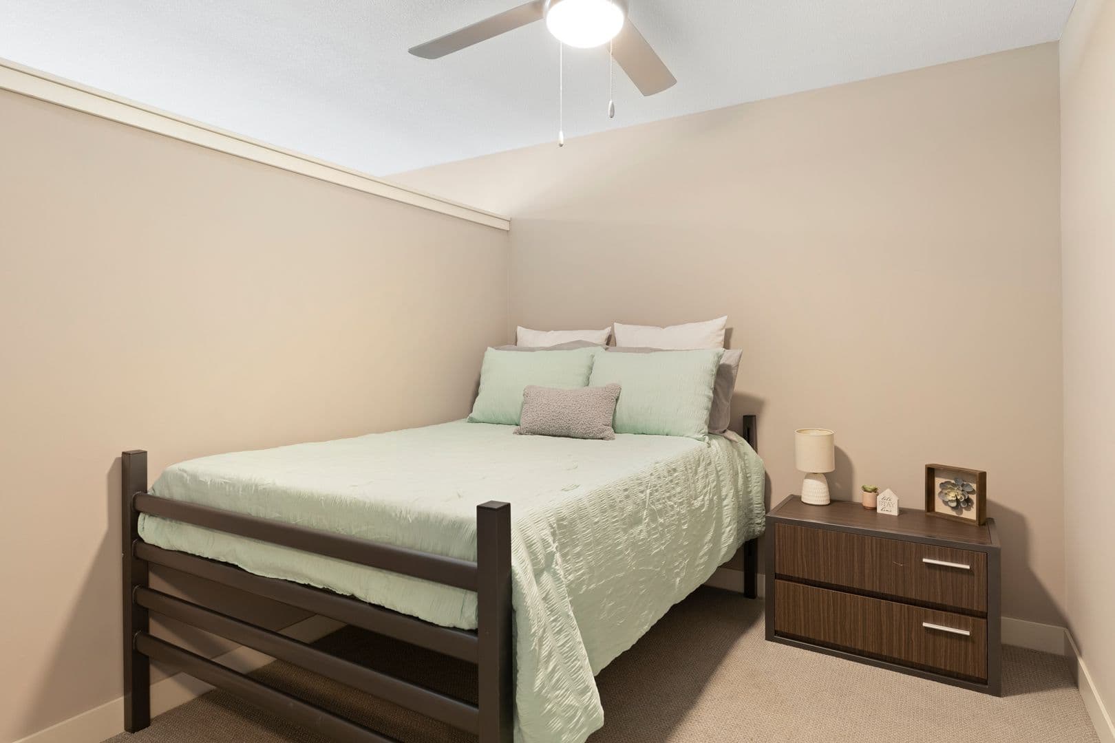 Minneapolis Apartment: 815 SE 9th Ave