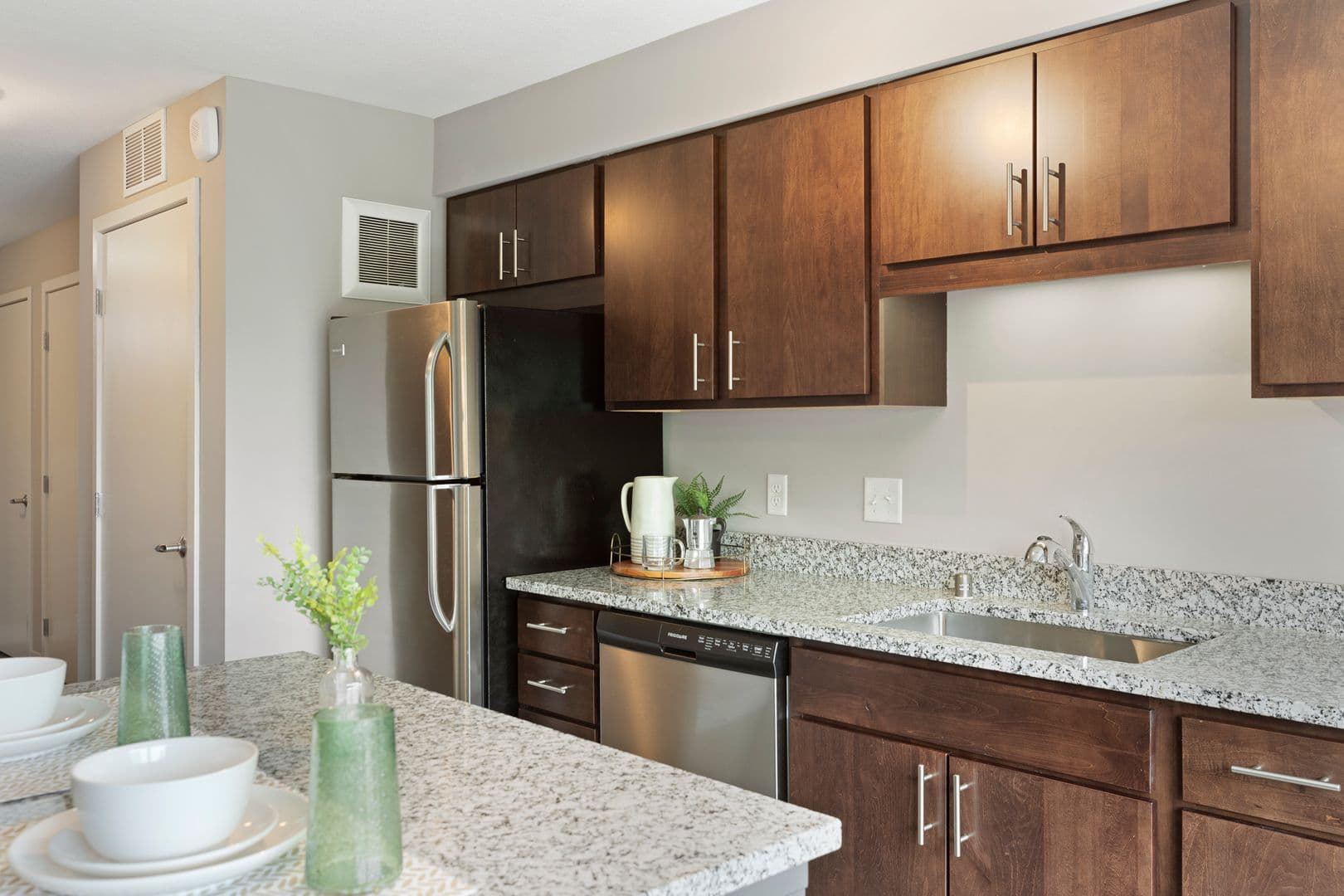Minneapolis Apartment: 815 SE 9th Ave