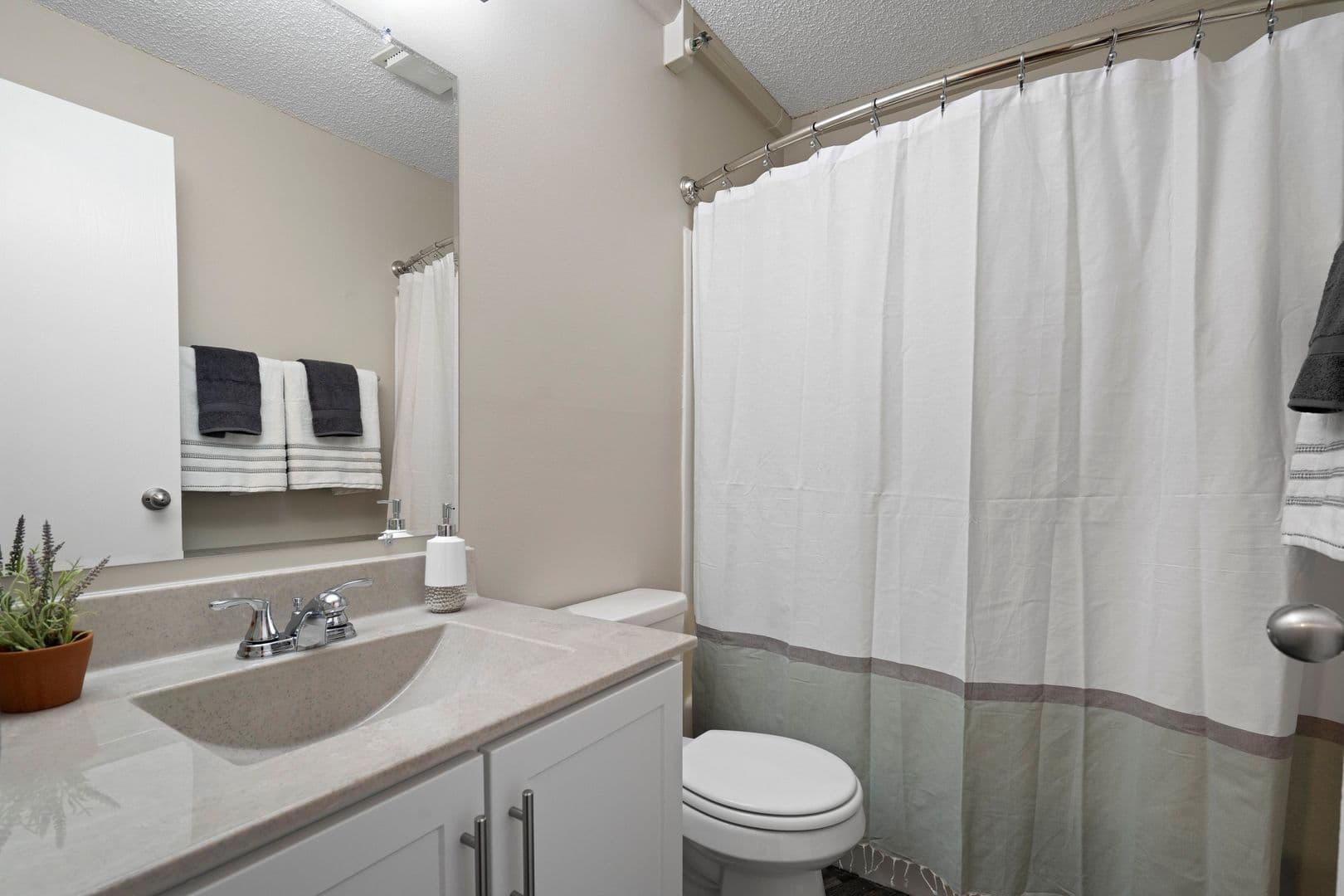 Little Canada Apartment: 165 County Road B2 East