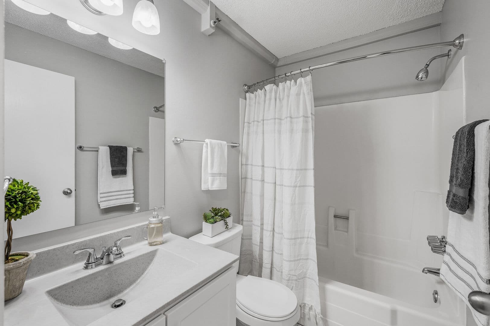 Little Canada Apartment: 165 County Road B2 East