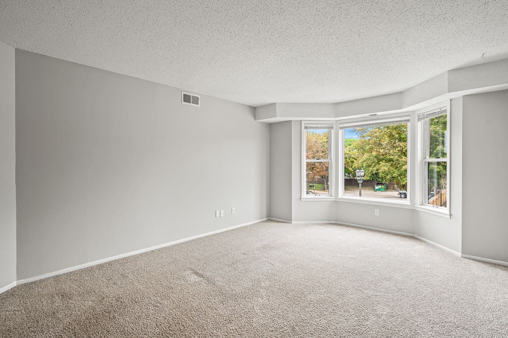St. Paul Apartment: 400 Selby Ave
