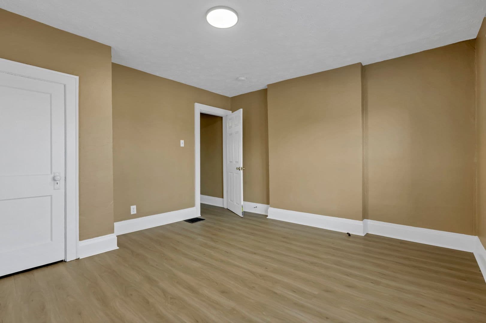 Columbus Apartment: 2545-2547 Sullivant Ave
