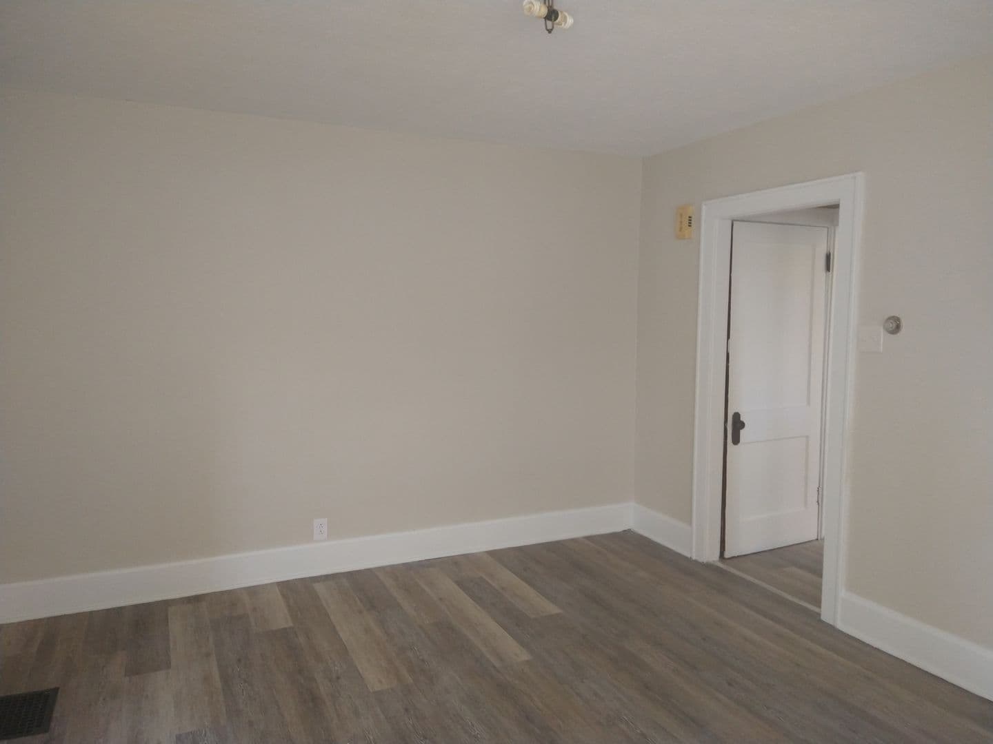 Columbus Apartment: 206-208 N Harris Ave