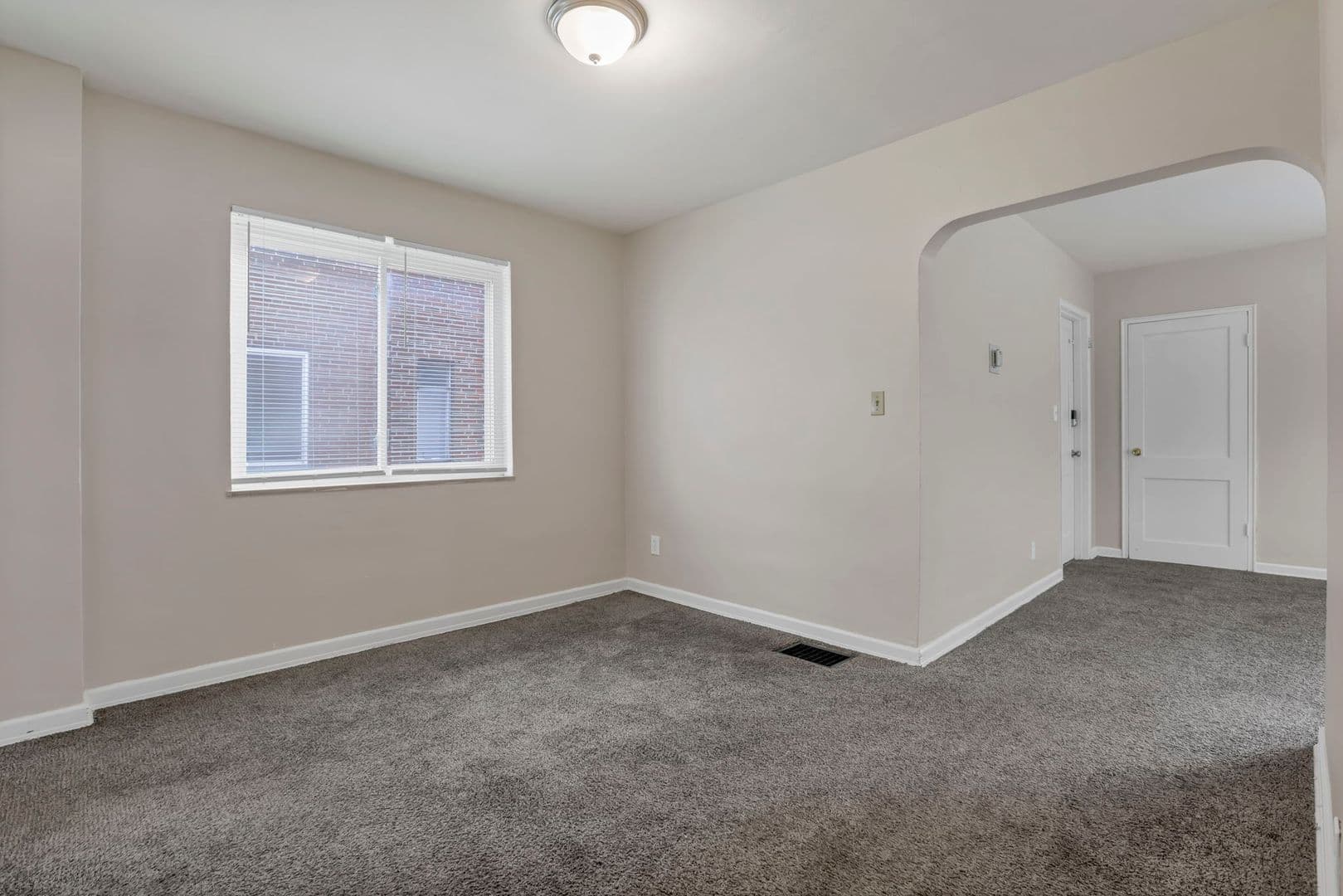 Columbus Apartment: 370 S Chase Ave