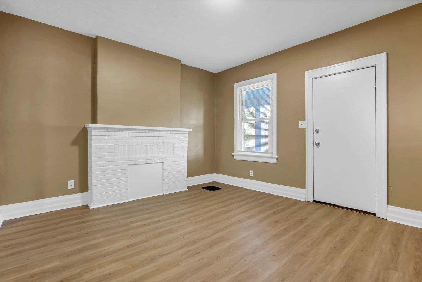 Columbus Apartment: 2545-2547 Sullivant Ave
