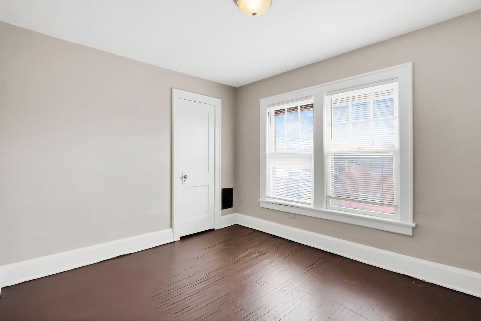 Columbus Apartment: 2709-2711 Sullivant Ave