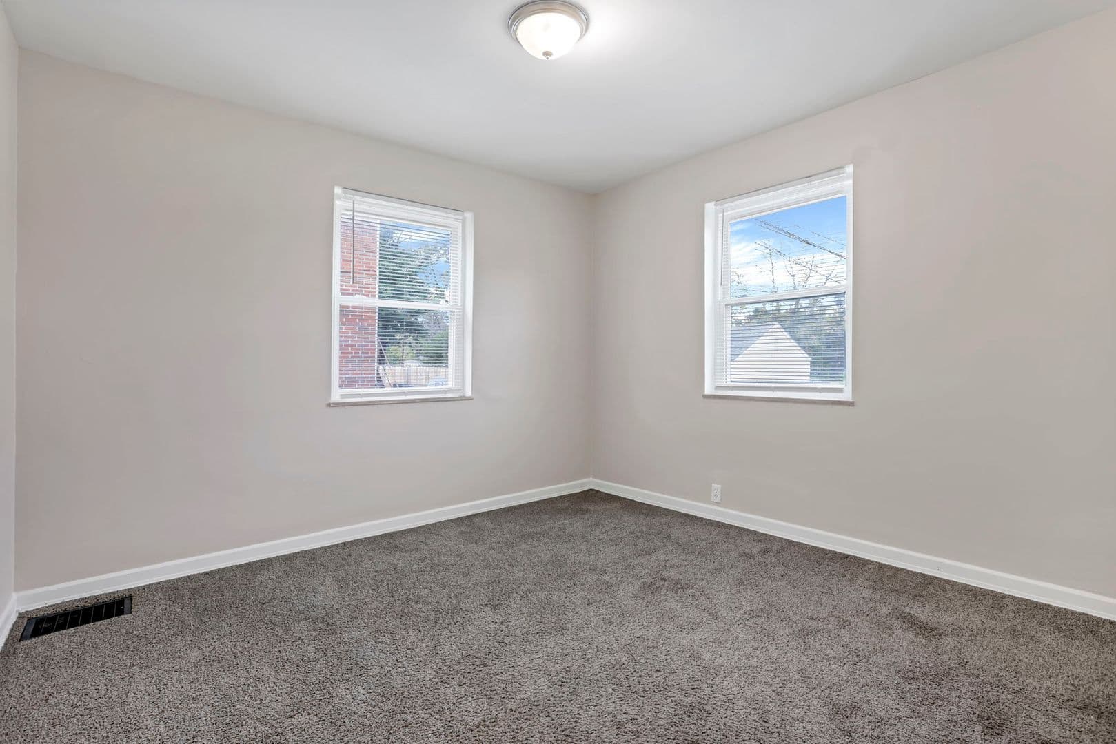 Columbus Apartment: 370 S Chase Ave