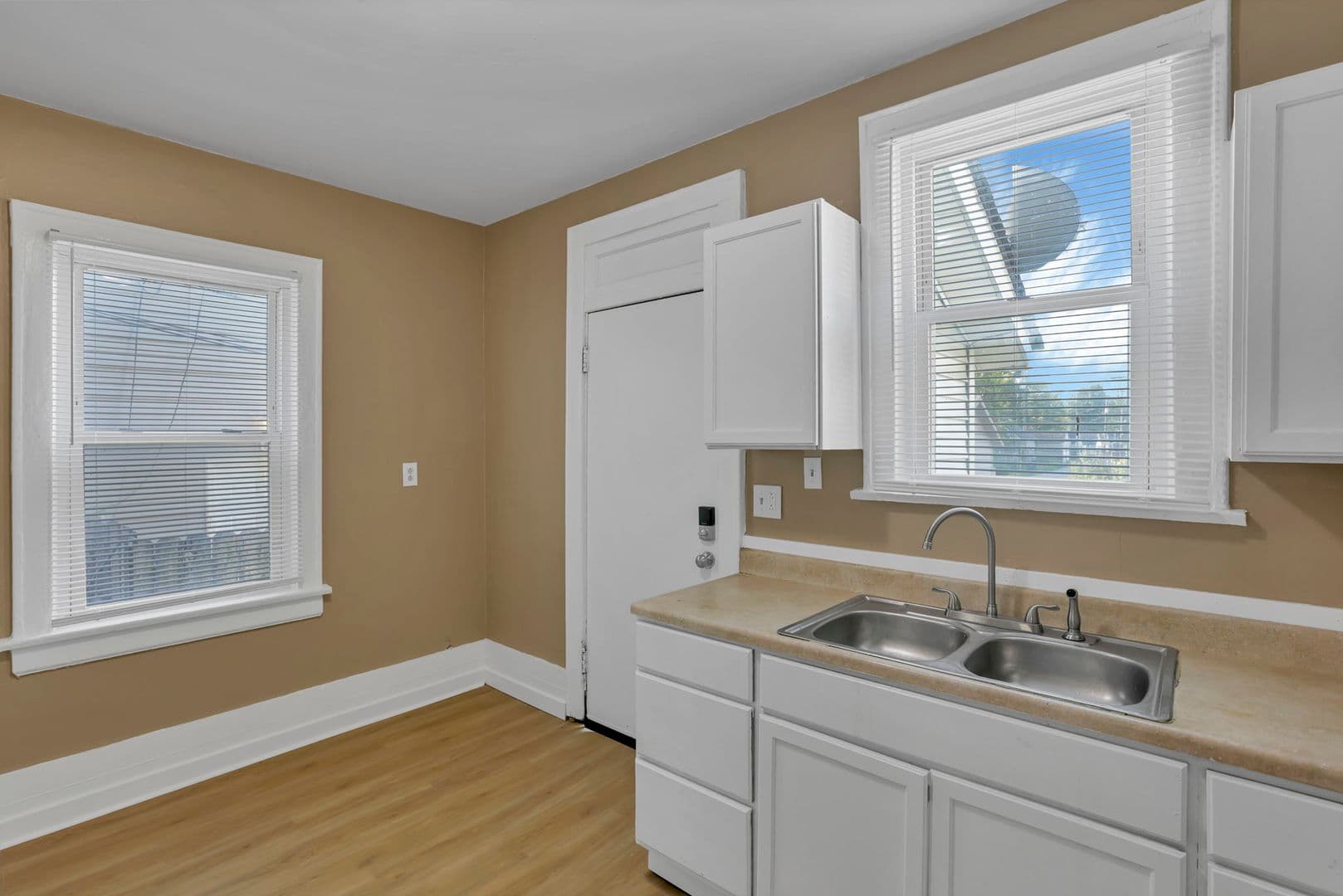 Columbus Apartment: 2545-2547 Sullivant Ave