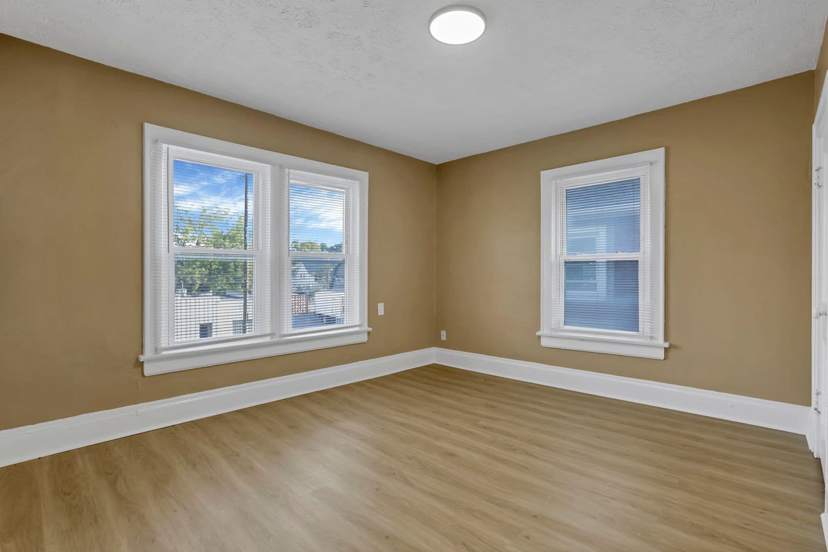 Columbus Apartment: 2545-2547 Sullivant Ave