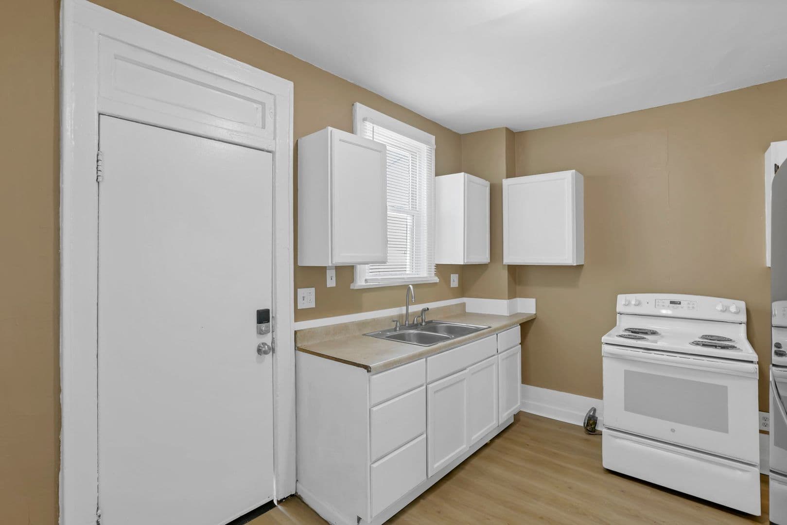 Columbus Apartment: 2545-2547 Sullivant Ave