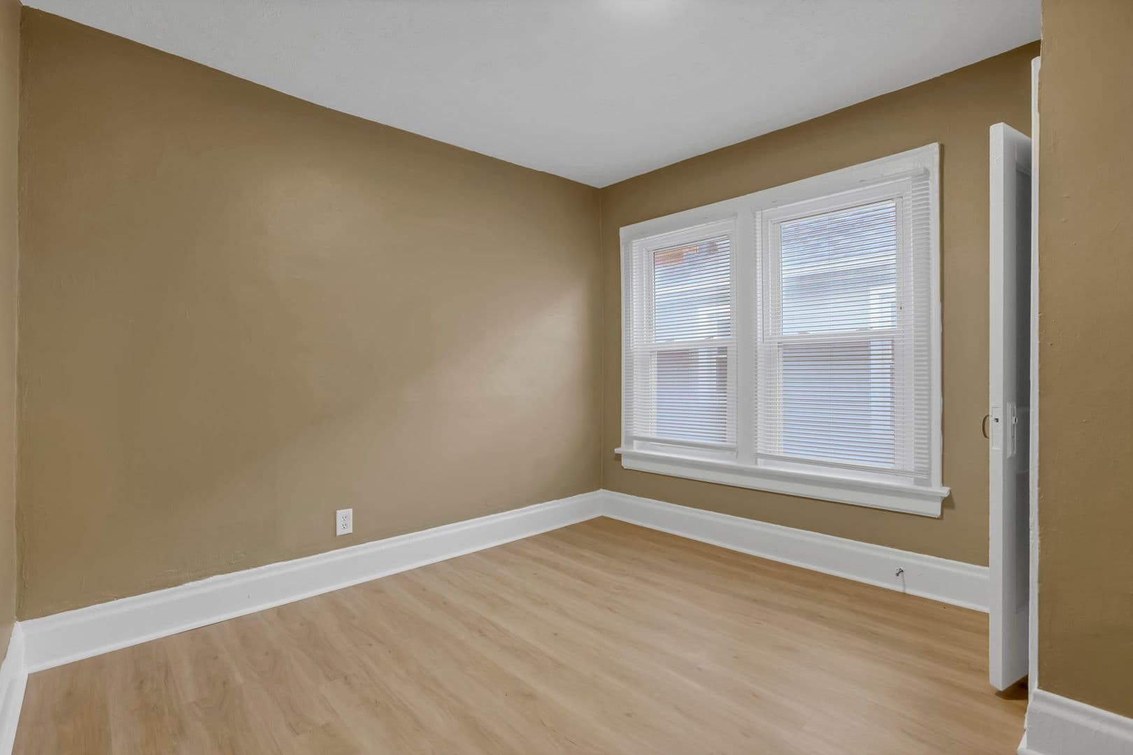 Columbus Apartment: 2545-2547 Sullivant Ave
