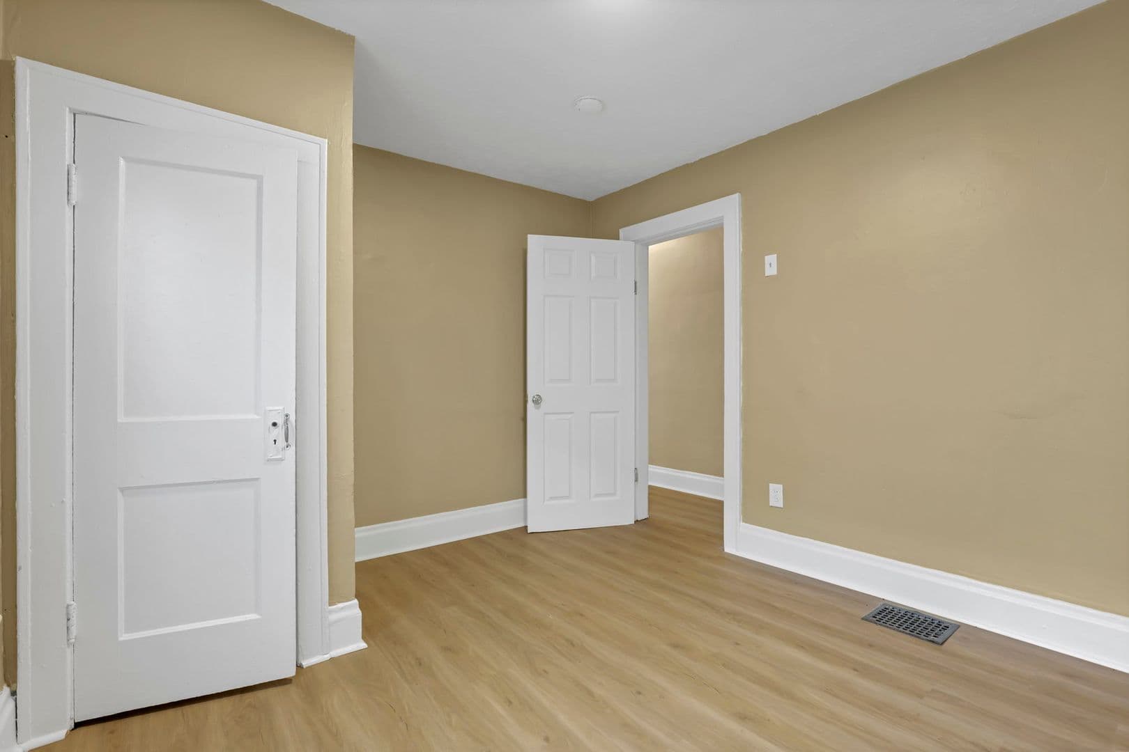 Columbus Apartment: 2545-2547 Sullivant Ave