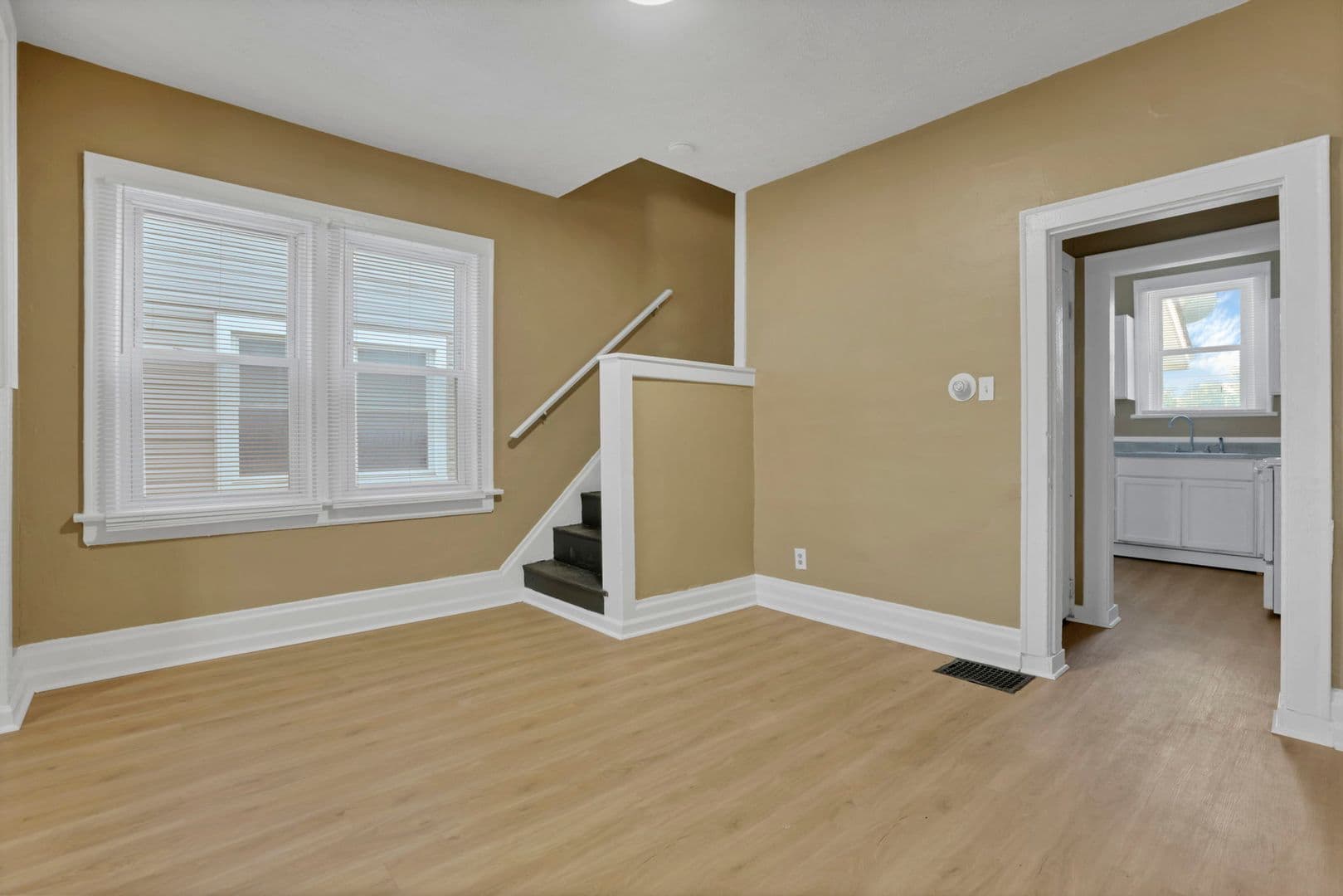 Columbus Apartment: 2545-2547 Sullivant Ave