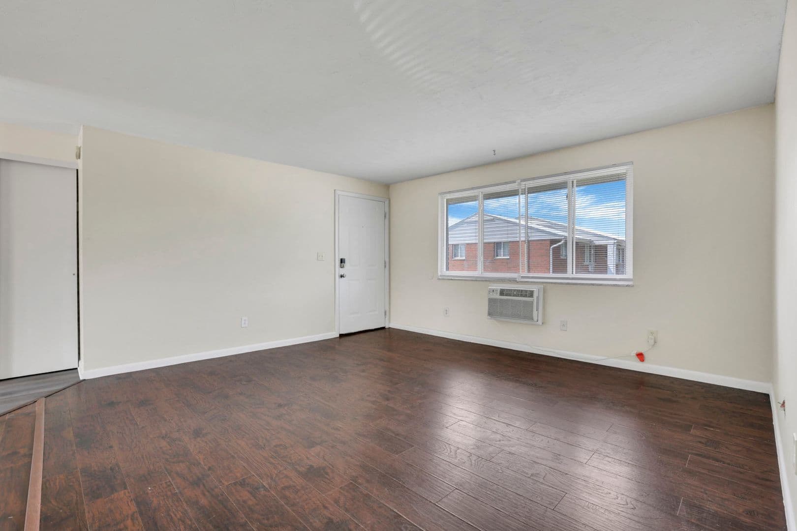 Columbus Apartment: 861 Kingsford Rd