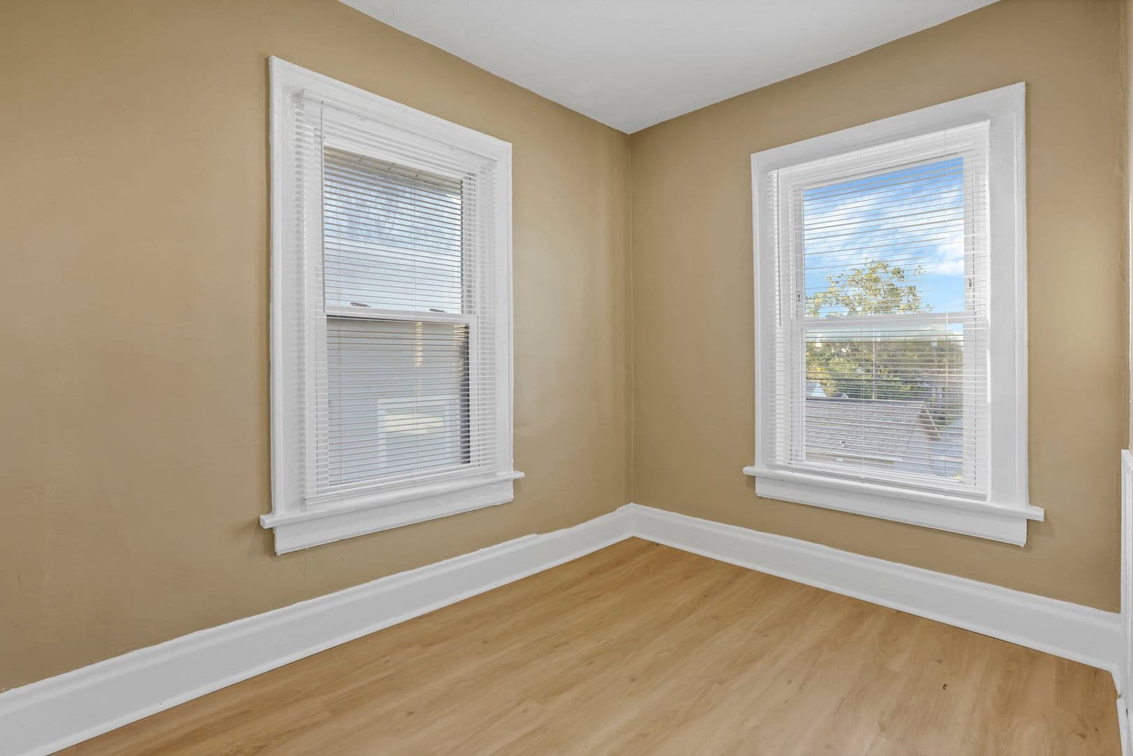 Columbus Apartment: 2545-2547 Sullivant Ave