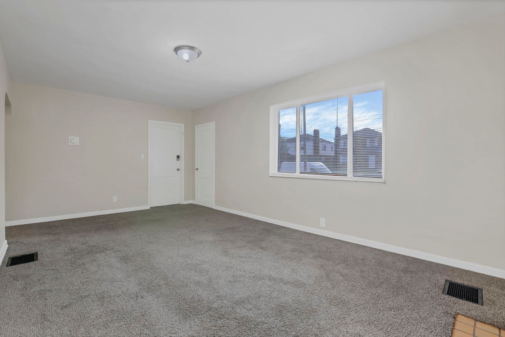 Columbus Apartment: 370 S Chase Ave