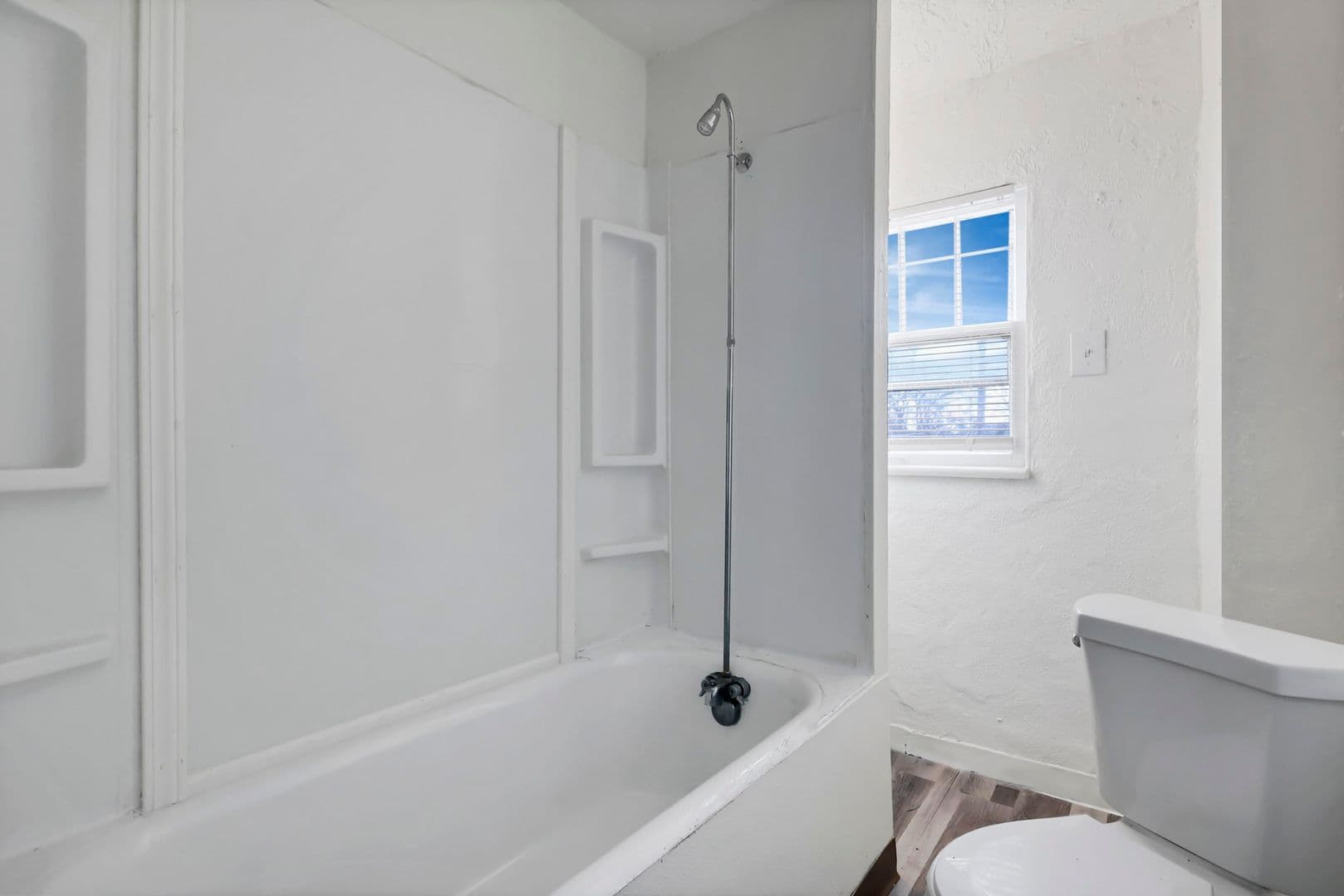 Columbus Apartment: 2709-2711 Sullivant Ave