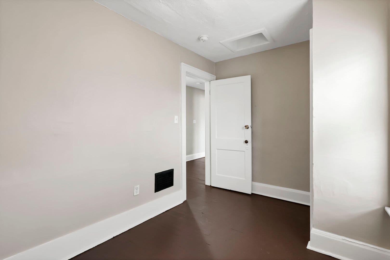 Columbus Apartment: 2709-2711 Sullivant Ave