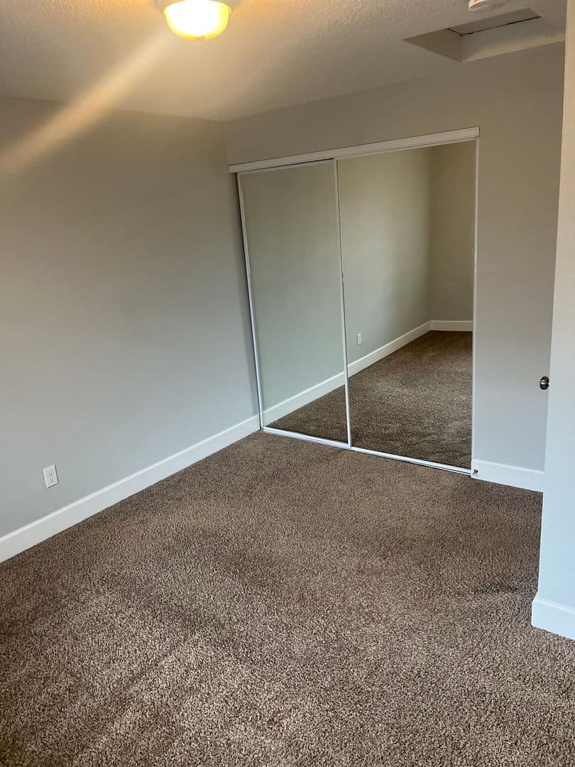 Vancouver Apartment: 914 - 918 W 16th St, 1601-1615 Kauffman Ave