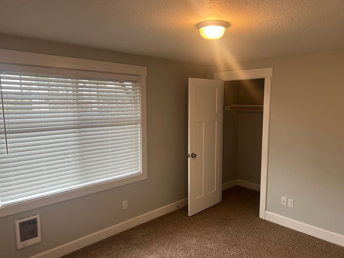 Vancouver Apartment: 914 - 918 W 16th St, 1601-1615 Kauffman Ave