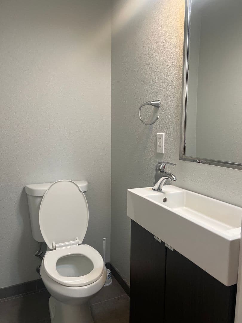 Vancouver Apartment: 914 - 918 W 16th St, 1601-1615 Kauffman Ave