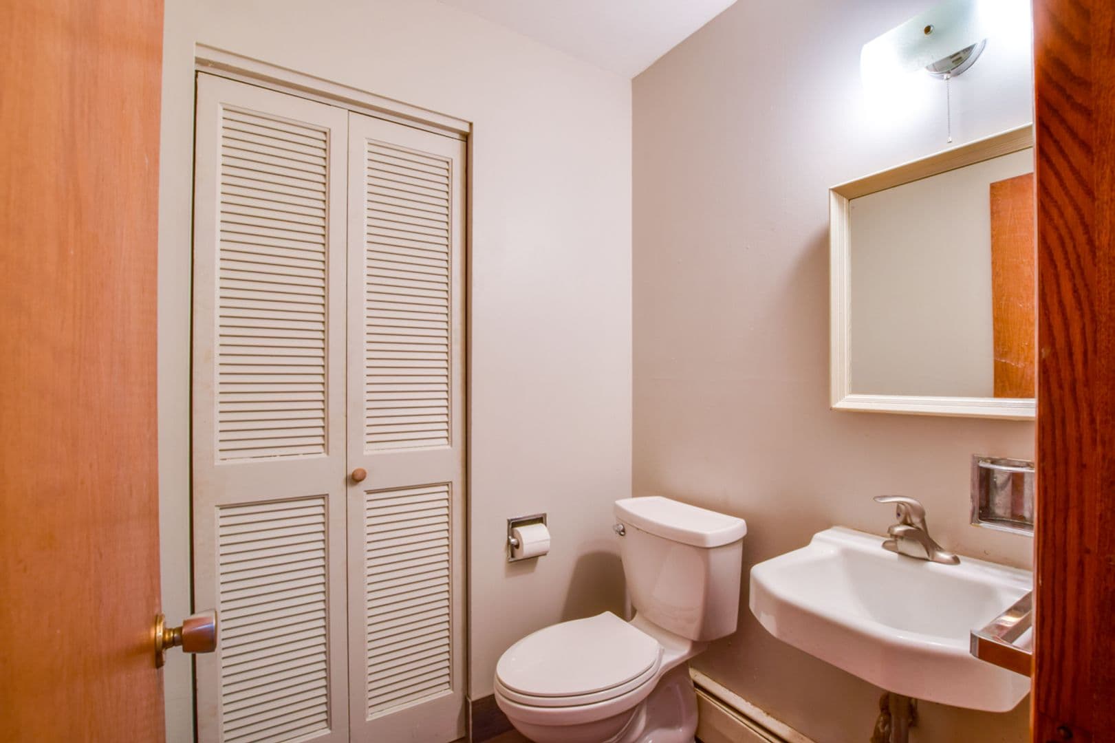 Monona Apartment: 6204 & 6206 East Gate