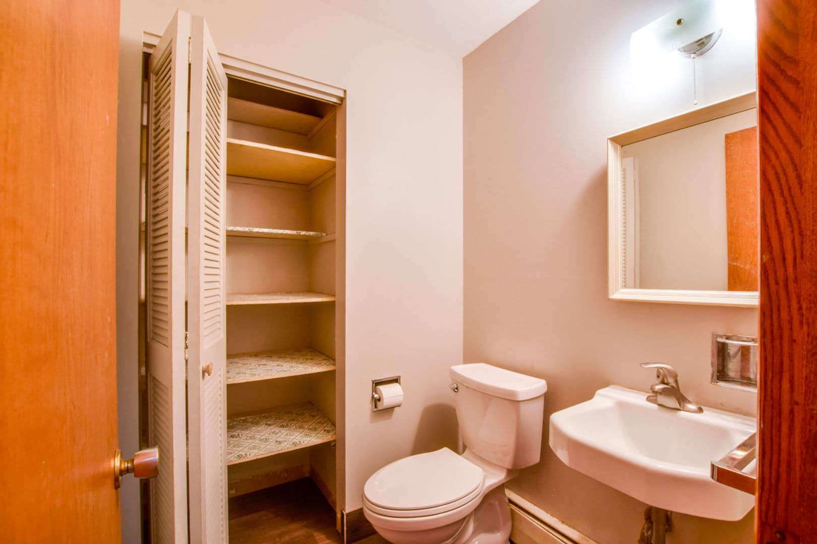 Monona Apartment: 6204 & 6206 East Gate